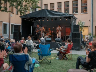 Wie organisierst du ein kleines neighborhood-konzert in deinem hof: checklist, genehmigungen, sound-tipps