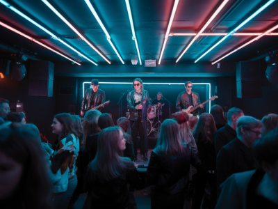 Wie du mit deinem smartphone in dunklen clubs in chemnitz überzeugende konzertfotos schießt: settings, apps und die besten stellplätze für fotografen