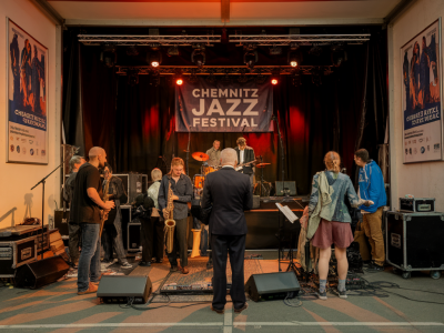 Wie du backstage‑erlebnisse beim chemnitzer jazzfestival legal und günstig organisierst: kontakte, volontariate, tipps