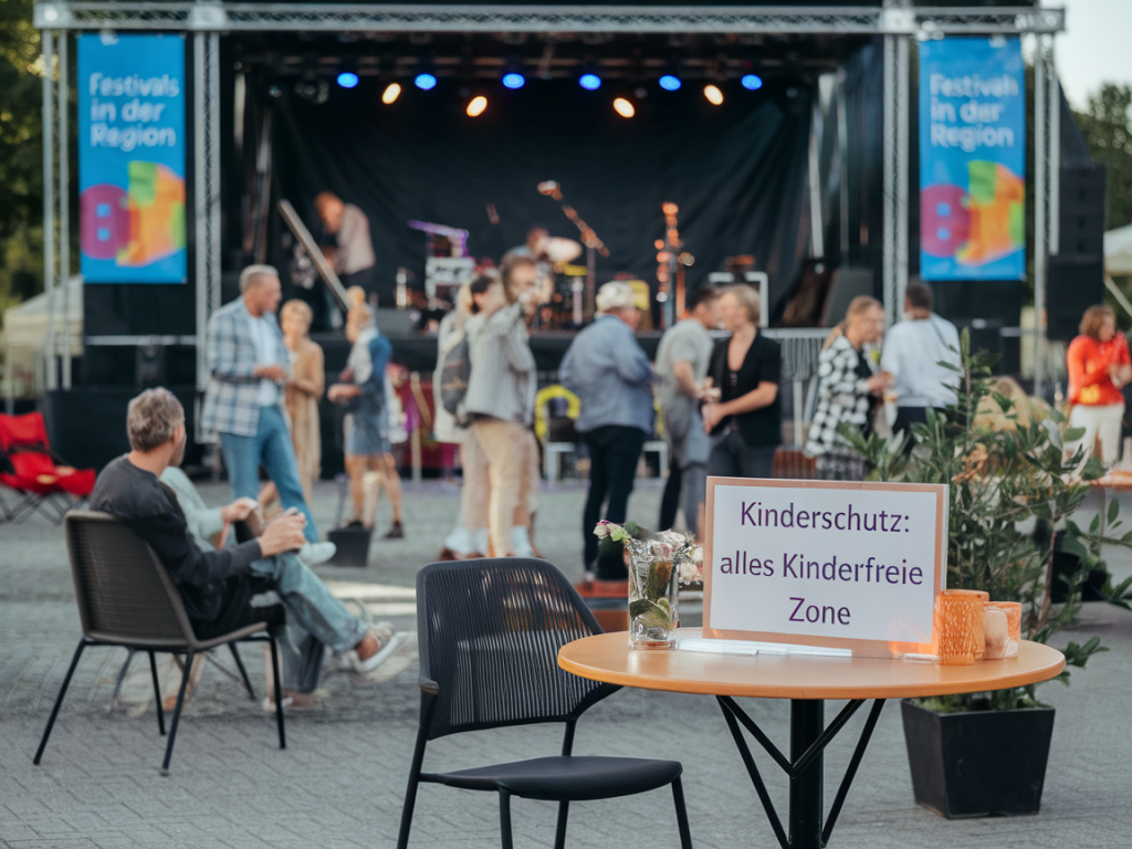 Wie organisierst du einen entspannten kinderfreien abend: kinderbetreuungstipps für eltern bei festivals in der region?
